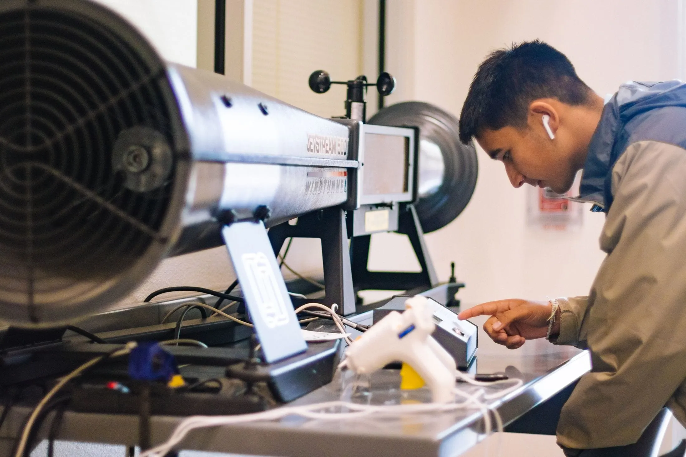 Student working with an air jet apparatus in an engineering lab